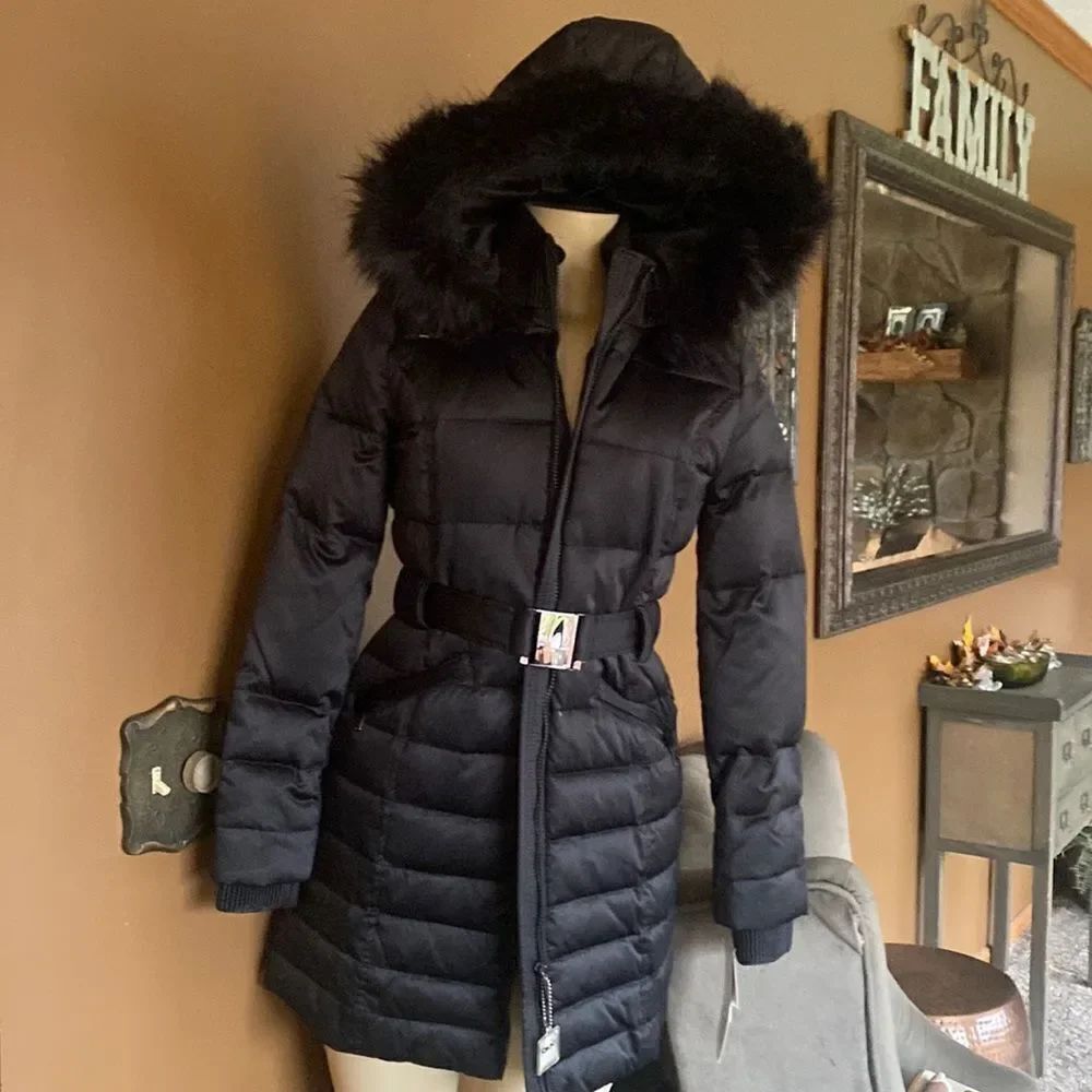 $300 DKNY Black puffer coat with faux fur XS Petite 🔥